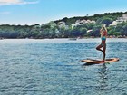 Ex-BBB Adriana mostra equilíbrio ao praticar standup paddle