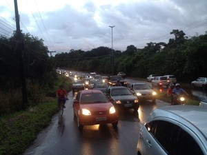 Acidente deixou o trânsito lento na rodovia JK (Foto: Philippe Gomes)