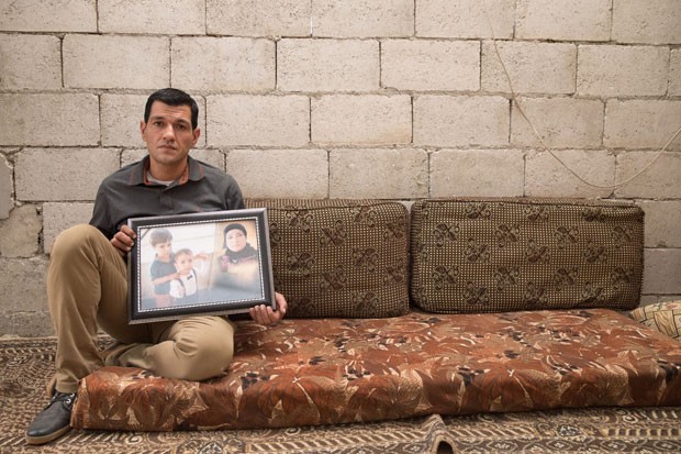 Abdullah Kurdi mostra foto da mulher e dos filhos  (Foto: Gabriel Chaim/G1)
