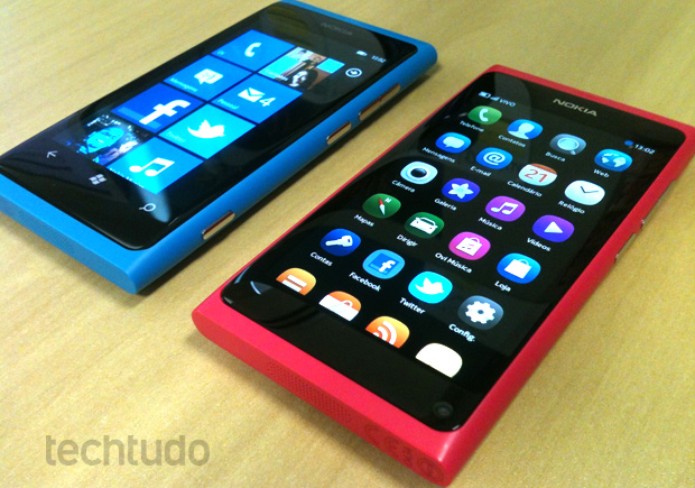 Nokia Lumia 800 e Nokia N9: design parecido (Foto: Allan Melo/TechTudo) Nokia Lumia 800 e Nokia N9: design parecido (Foto: Allan Melo/TechTudo)
