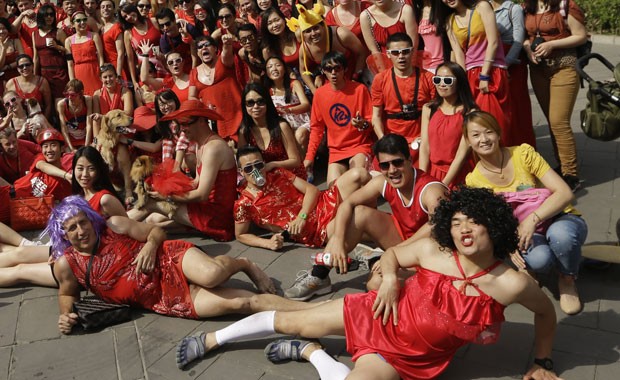 Participantes da corrida beneficente se juntam para foto coletiva, em Pequim (Foto: Jason Lee/Reuters)