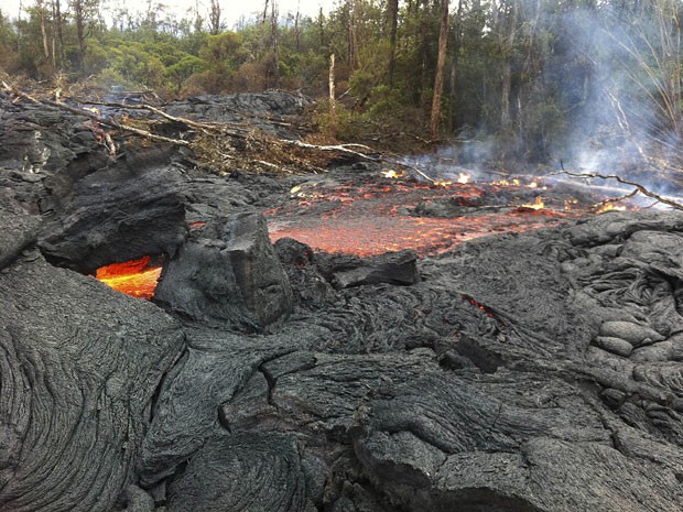 Fumaça provocada pela lava vulcânica é prejudicial à saúde (Foto: U.S. Geological Survey/AP) Fumaça provocada pela lava vulcânica é prejudicial à saúde (Foto: U.S. Geological Survey/AP)