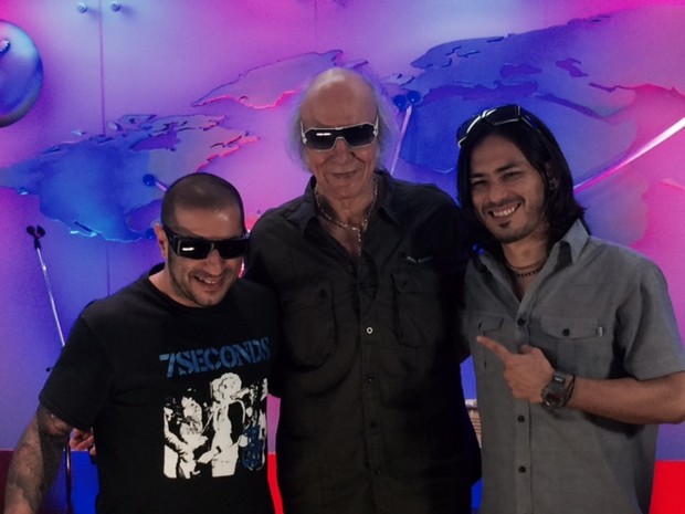 CPM 22 posa com Erasmo Carlos em evento do Rock in Rio (Foto: G1) CPM 22 posa com Erasmo Carlos em evento do Rock in Rio (Foto: G1)