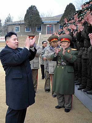 Imagem de arquivo de janeiro de 2012 mostra Kim Jong-un inspecionando soldados do Exército norte-coreano. (Foto: Arquivo / AP Photo)