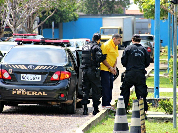 Presidiário 'Zé Roberto'  recebeu voz de prisão novamente foi levado à PF (Foto: Adneison Severiano/ G1 AM)