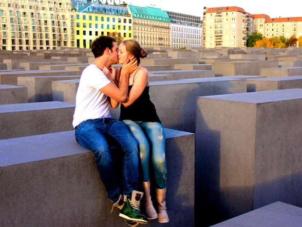 Sair fotografando beijos na rua, ao sabor das intempéries, é mais difícil do que parece, conta Lehmann. Aqui, um casal em Berlim (Foto: Ignacio Lehmann/BBC) Sair fotografando beijos na rua, ao sabor das intempéries, é mais difícil do que parece, conta Lehmann. Aqui, um casal em Berlim (Foto: Ignacio Lehmann/BBC)