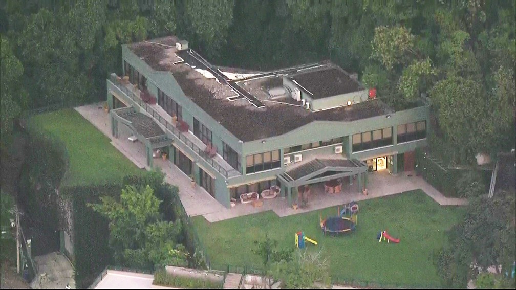A casa de Eike Batista, na Zona Sul do Rio de Janeiro, onde o empresário cumprirá prisão domiciliar (Foto: Reprodução/TV Globo)