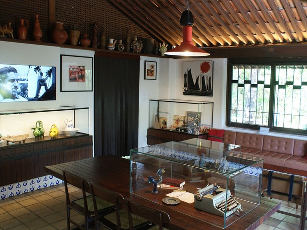 Sala de estar onde Jorge e Zélia recebiam os amigos e onde Jorge costumava escrever os livros (Foto: Egi Santana/ G1 BA)