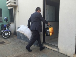 Olarte deve dormir em colchão e travesseiro entregue por advogado (Foto: Gabriela Pavão/G1 MS)