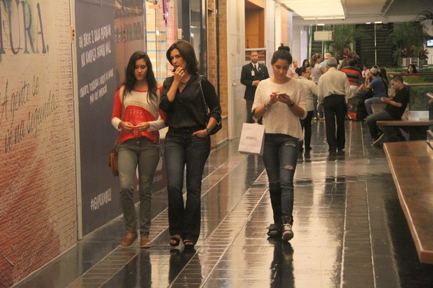 Willian Bonner e Fátima Bernardes com as filha em shopping na Zona Sul do Rio (Foto: Daniel Delmiro/AgNews)