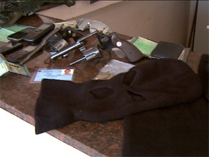 Armas, capuzes e munições foram encontrados em carro na noite de terça-feira (Foto: Reprodução/EPTV)