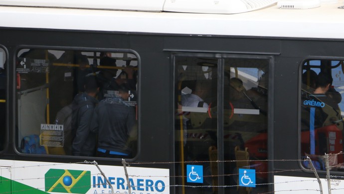 Grêmio, desembarque, ônibus, aeroporto (Foto: Beto Azambuja / GloboEsporte.com)