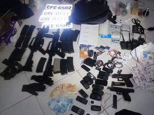 Armamento, celulares, rádios e outros itens foram apreendidos em Ferraz. (Foto: Mirielly de Castro/TV Diário)