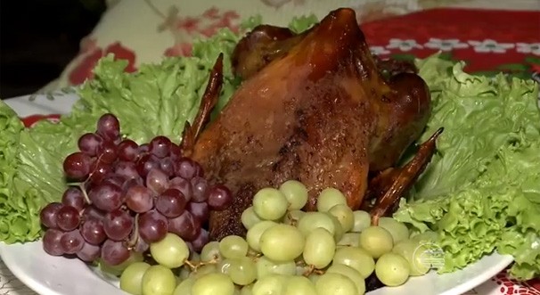 Culinarista ensinou a preparar peru caipira, prato típico da ceia de Natal (Foto: Reprodução/TV Clube)