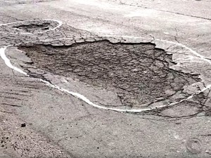 Falhas na pista foram destacadas pelo morador  (Foto: Reprodução/RBS TV)