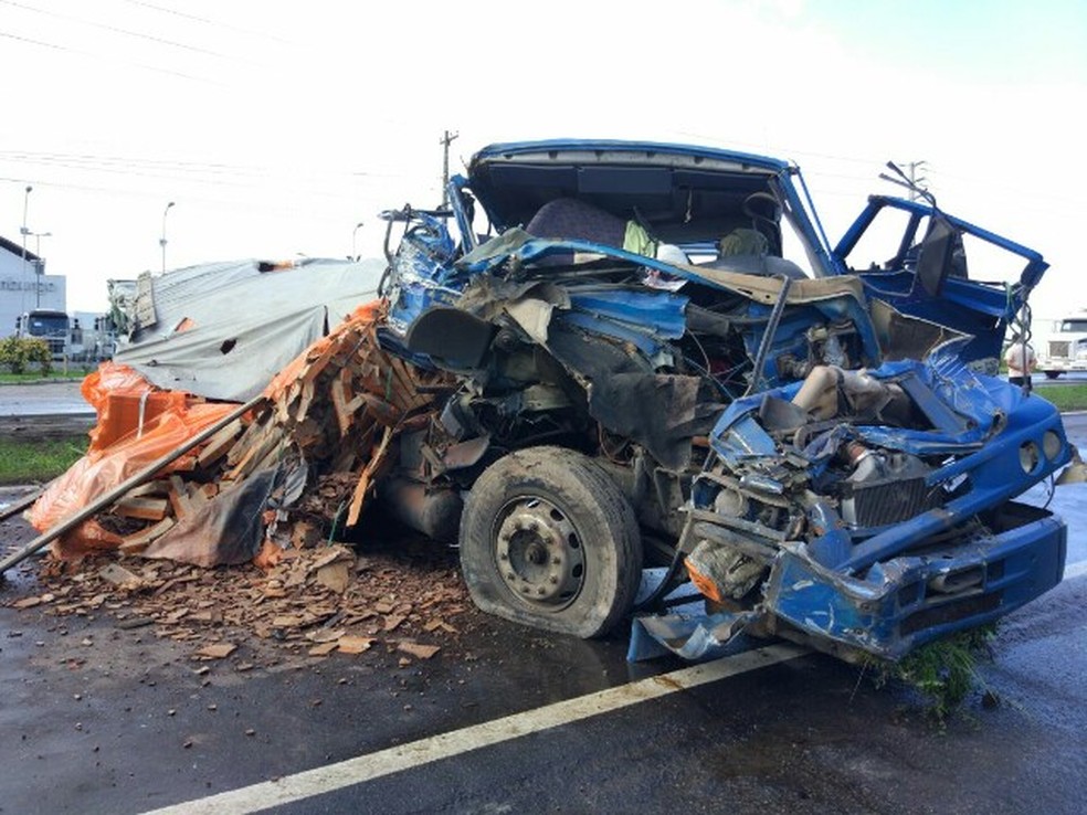 Veículo ficou destruído em acidente ocorrido na BR-101 Sul, no Grande Recife (Foto: Ascom/PRF)
