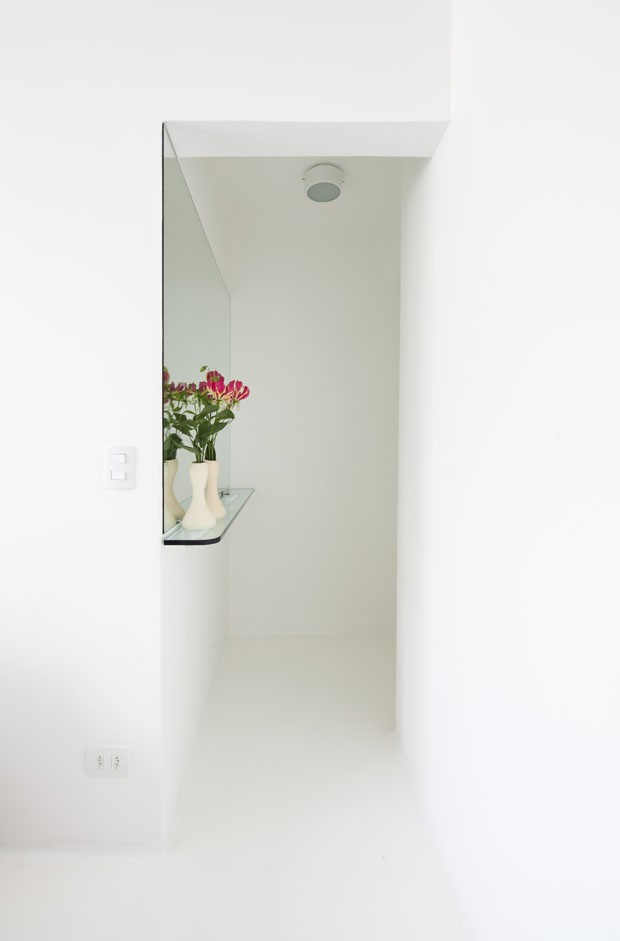 Apartamento de 35 m² aposta na cor branca para ampliar espaço (Foto: Mayra Acayaba/Divulgação)