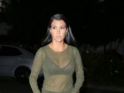 Kourtney Kardashian exibe sutiã com blusa totalmente transparente