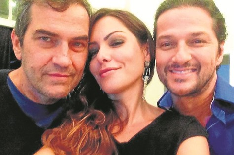 O diretor Arthur Fontes posa com Diana Bouth e Marcelo Serrado  (Foto: Divulgação)