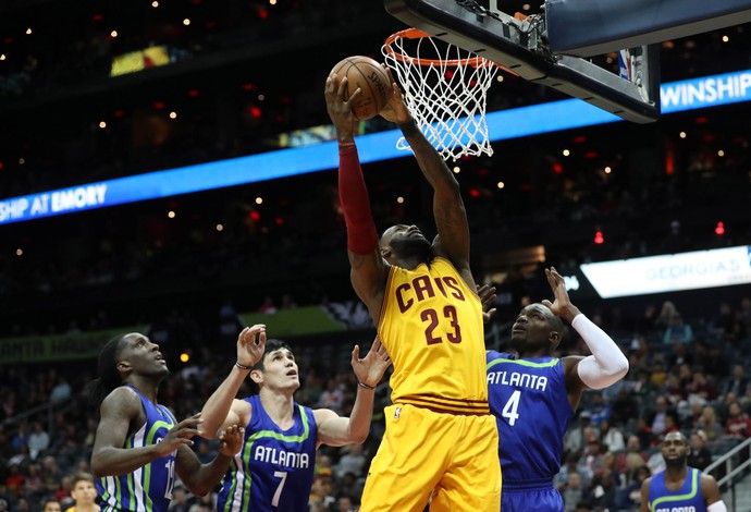 LeBron James vai para a enterrada contra os Hawks (Foto: Reuters) LeBron James vai para a enterrada contra os Hawks (Foto: Reuters)