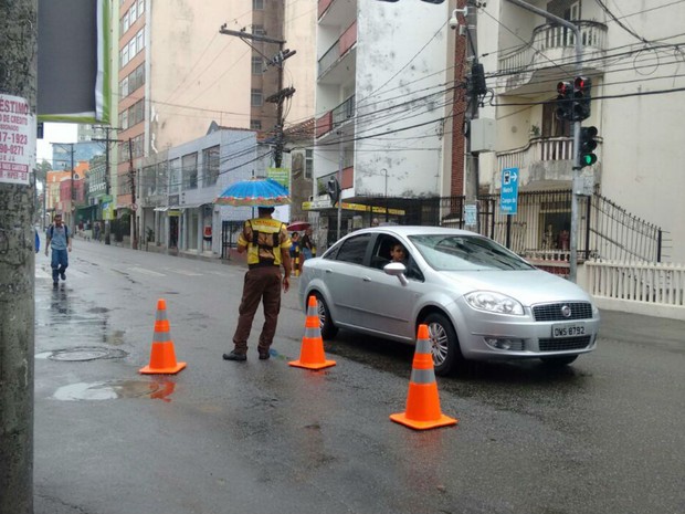 Resultado de imagem para Trânsito é interditado no bairro de Nazaré na manhã desta quarta (12)