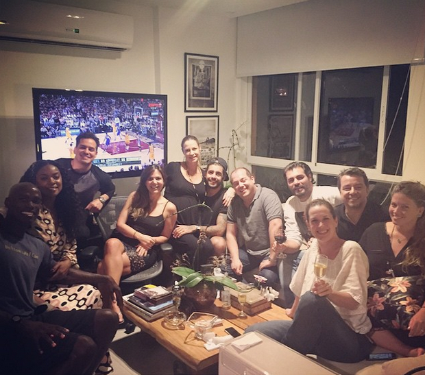 Carol Sampaio recebe Luana Piovani, Pedro Scooby, Cris Vianna, Thiago Lacerda e amigos (Foto: Reprodução/Instagram)
