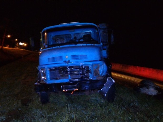 Apesar da batida, caminhoneiro não se feriu (Foto: Divulgação/Polícia Rodoviária Estadual) Apesar da batida, caminhoneiro não se feriu (Foto: Divulgação/Polícia Rodoviária Estadual)