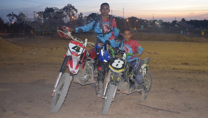 Aldenilson e o filho Lucas; Motocross; Amapá (Foto: Jéssica Alves/GE/AP)