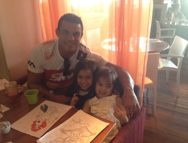 Vitor Belfort ao lado das filhas (Foto: Reprodução/Twitter)