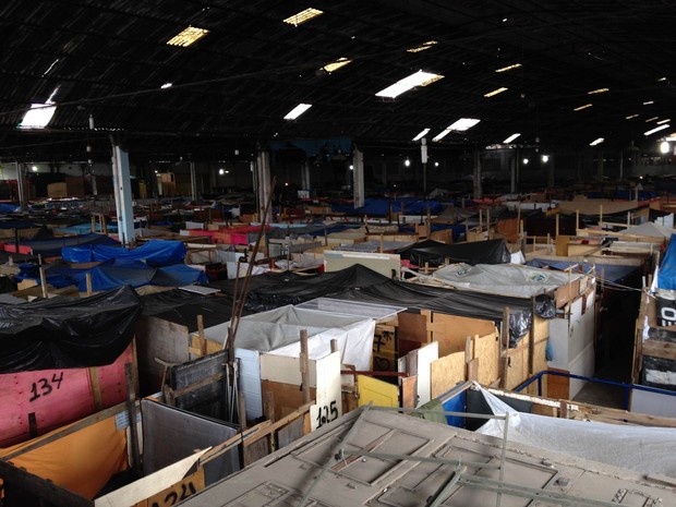 Galpão de antiga fábrica de tecidos está lotada de barracos desde março  (Foto: Henrique Coelho/G1)
