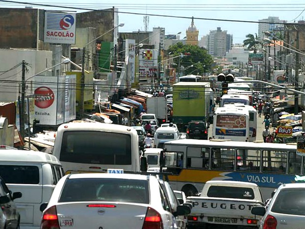Trânsito no bairro do Alecrim, em Natal  (Foto: Canindé Soares)