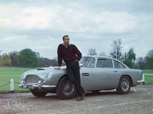 Sean Connery ao lado do Aston Martin DB5 em '007 contra Goldfinger' (1964) (Foto: Divulgação/MGM)