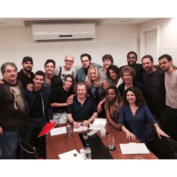 Daniel Filho posa com elenco e equipe do filme Obra prima (Foto: Instagram/ Reprodução)
