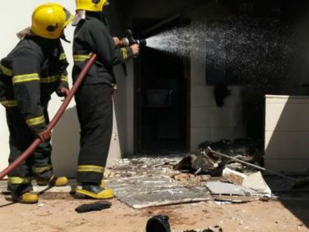 Fogo destruiu parte da casa em Rolim de Moura, RO (Foto: Alerta Rolim/Reprodução)