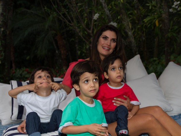 Isabella Fiorentino com os filhos (Foto: Marcelo Brammer / AgNews)