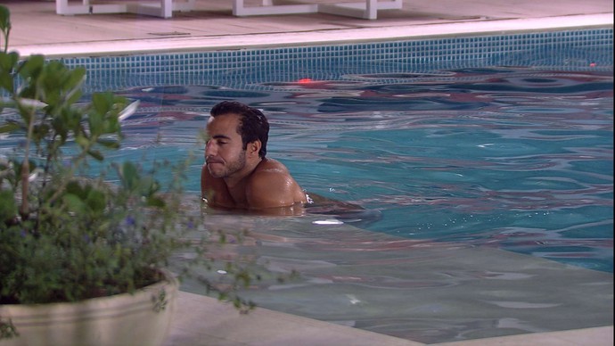 Matheus Tira A Roupa Fica De Cueca Branca E Pula Na Piscina Do Bbb16 Agora Na Casa Gshow