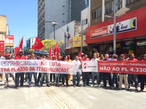 Representantes do Sindicato dos Jornalistas de Alagoas e do Sindicato dos Bancários levaram faixas para o centro de Maceió (Foto: Carolina Sanches/G1)