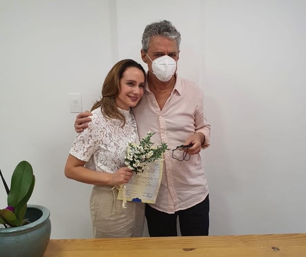 Chico Buarque e Carol Proner: Casamento aconteceu em cartório no dia 18 de setembro (Foto: Reprodução/Instagram)