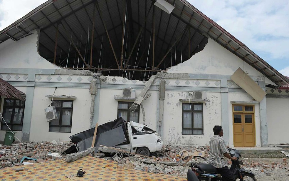 Terremoto tamb&eacute;m danificou pr&eacute;dio de hospital (Foto: Chaideer Mahyuddin / AFP Photo)