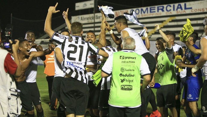 Jogadores do Tupi celebram a classificação para a Série B (Foto: Ailton Cruz/Gazeta de Alagoas)