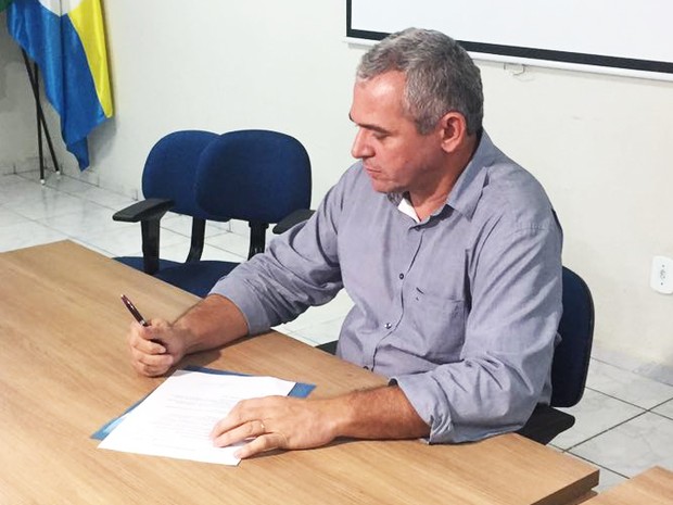 Prefeito Nélio Aguiar durante a assinatura do decreto na tarde desta quinta-feira em Santarém (Foto: Dominique Cavaleiro/G1)