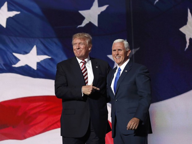 Republican U.S. presidential nominee Donald Trump (L) greets vice presidential nominee Mike Pence after Pence spoke at the Republican National Convention in Cleveland, Ohio, U.S. July 20, 2016. (Foto: Jonathan Ernst/Reuters)