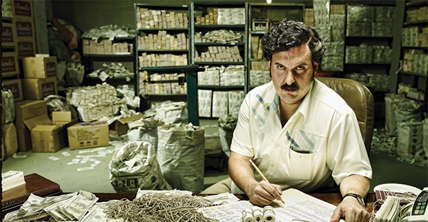 DINHEIRO SUJO O ator Parra como Escobar, em  cena da série. O traficante matou 4 mil pessoas e pôs a Colômbia de joelhos (Foto: Divulgação)