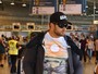 Kellan Lutz ganha presente de fã ao embarcar em aeroporto do Rio