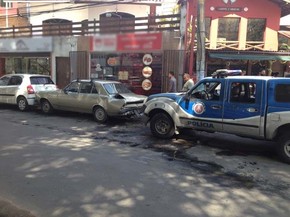 Uma viatura da Polícia Militar bateu em três carros que estavam estacionados na região do Jardim Apipema, em Salvador. O caso ocorreu nesta segunda-feira (4) (Foto: Alex de Paula/ G1 BA)