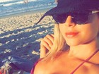 Cacau Colucci faz selfie de biquíni em praia