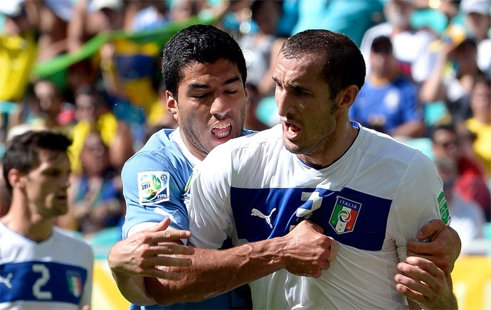 Suárez tenta morder Chiellini Copa das Confederações 2013
