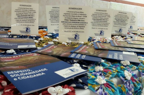 Placas e cartilhas foram entregues  (Foto: Divulgação/ Marketing TV Gazeta)