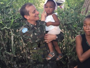 General Ajax brinca com criança haitiana (Foto: Minustah)