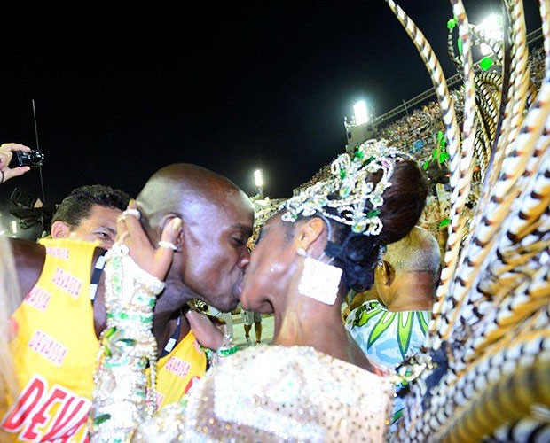 Cris Vianna beija o marido, Luiz Roque, em desfile (Foto: Fabio Cordeiro/Revista QUEM) Cris Vianna beija o marido, Luiz Roque, em desfile (Foto: Fabio Cordeiro/Revista QUEM)